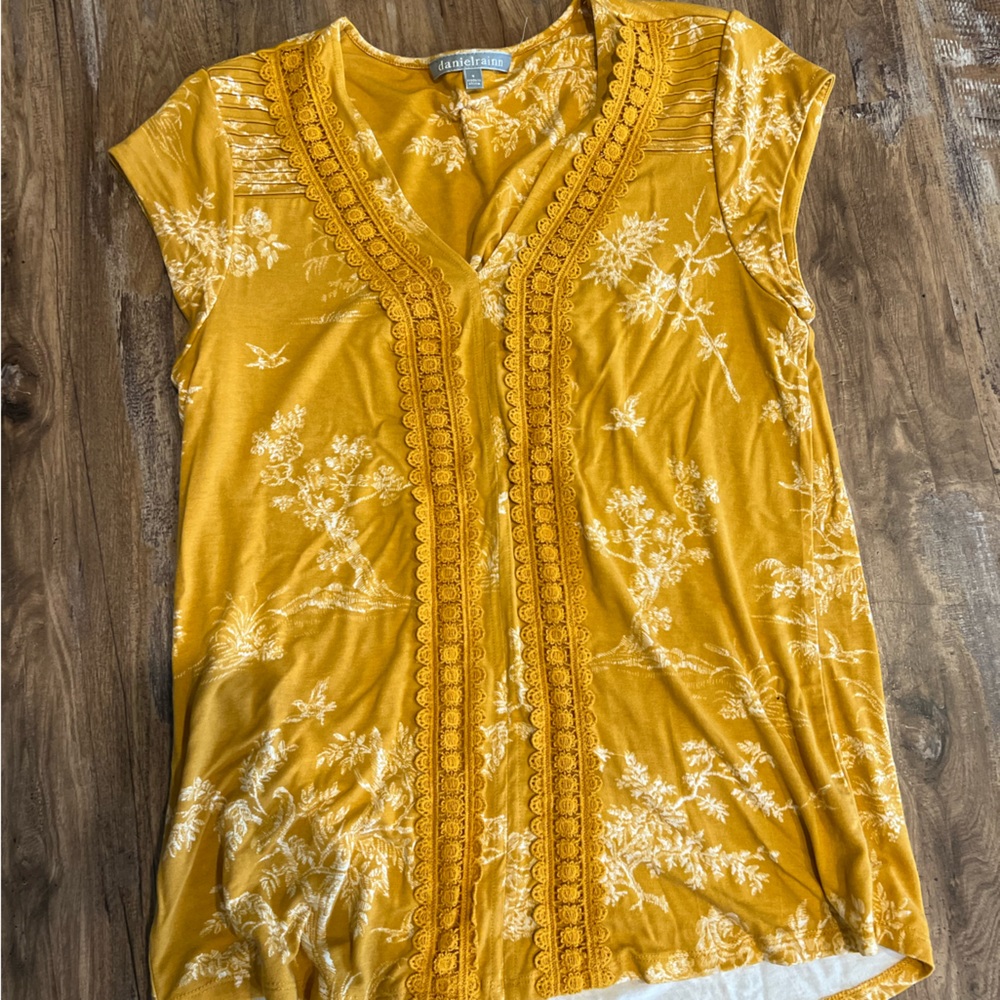 Daniel Rainn yellow top, size S